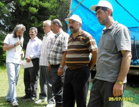  Dernek yönetimi festival alanında toplu halde